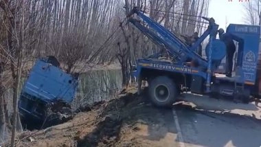 Srinagar Road Accident: 7 CRPF Jawans Injured as Bulletproof Vehicle Skids Into Canal in Dagpora; Shifted to SKIMS (Watch Video)