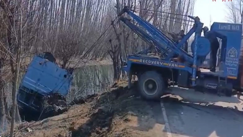Srinagar Road Accident: 7 CRPF Jawans Injured as Bulletproof Vehicle Skids Into Canal in Dagpora; Shifted to SKIMS (Watch Video)