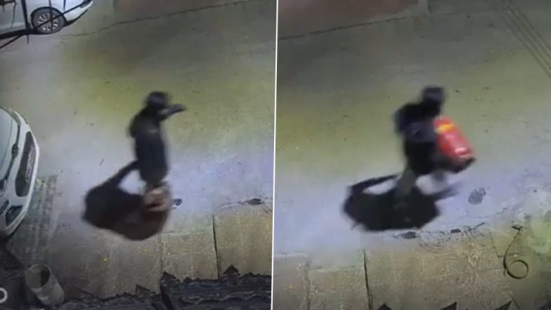 LPG Heist in Bhopal Video: Bike-Borne Men Caught on Camera Stealing 4 Gas Cylinders From Retired Judge’s House in Madhya Pradesh
