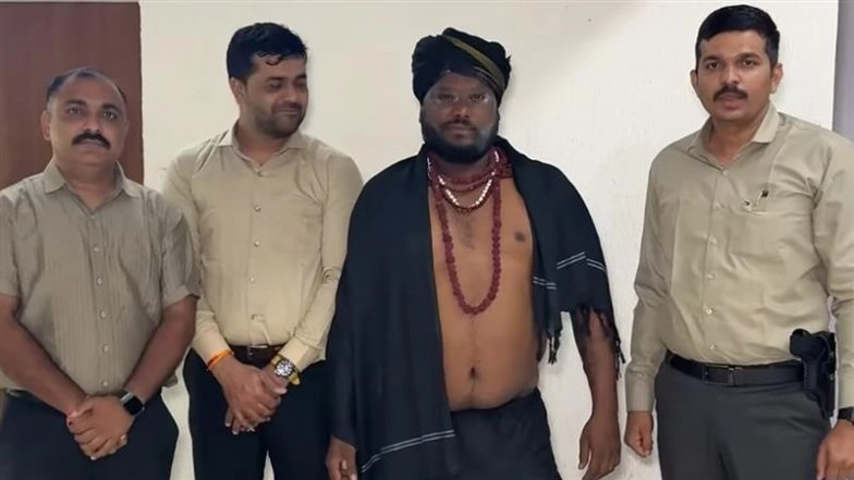 Fake Baba Caught in Surat! Police Arrest Man Posing As &lsquo;Naga Baba&rsquo; for Looting People, Release Live Demo Video of How Accused Stole Mobile Phone From a Pedestrian