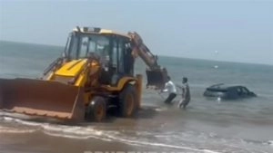 auto-Toyota Fortuner Stuck on Vagator Beach: Tourists Drive SUV Into Sea in Goa, Vehicle Gets Stuck in Sand (Watch Video)