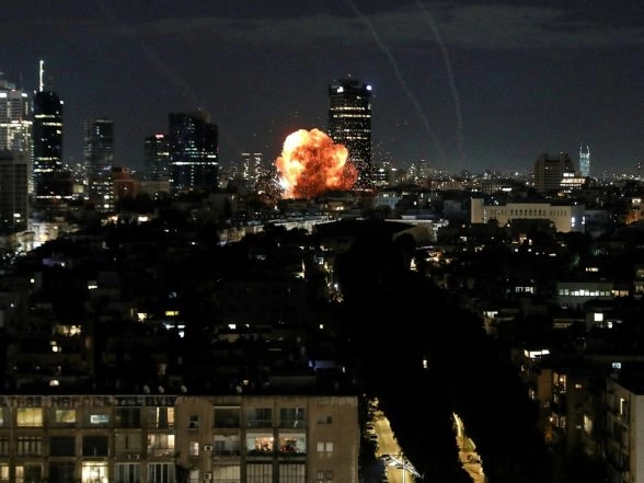 World News | 1 Killed, 27 Injured in Iranian Missile Strike on Tel Aviv