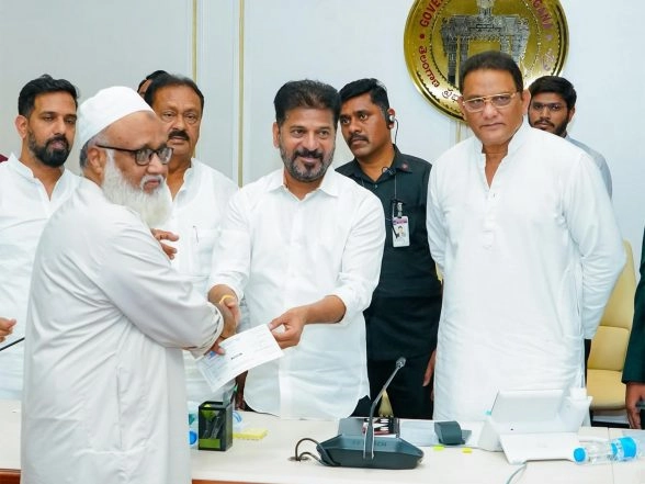 India News | Telangana CM Revanth Reddy Assures Support to Families of Medina Bus Crash Victims