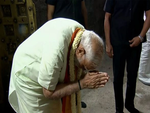 India News | Tamil Nadu: PM Modi Offers Prayers at Arulmigu Subramania Swamy Temple in Madurai