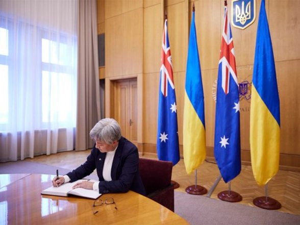 World News | Australian FM Wong Arranges for Emergency Consular Assistance for Australians in UAE and Qatar