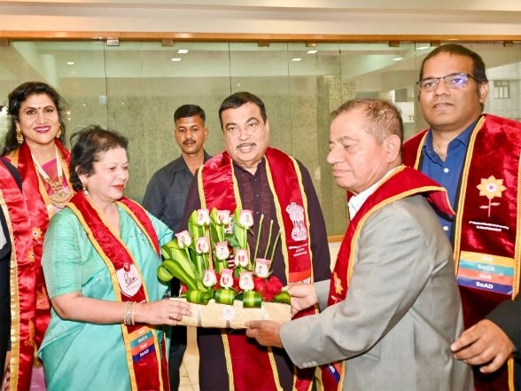Business News | Union Minister Nitin Gadkari Attends Degree Distribution Ceremony of Pillai Group of Institutions
