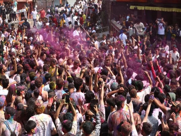 World News | Foreign Tourists Bask in Holi Celebration in Kathmandu