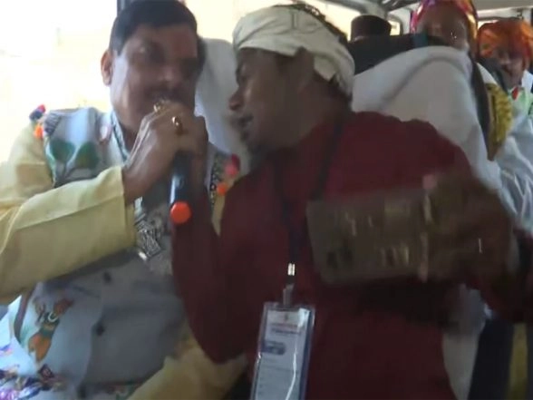 Entertainment News | Madhya Pradesh CM Joins Folk Singer, Sings 'Phag' While Heading to Barwani