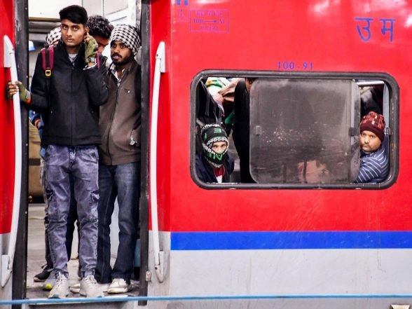 India News | Indian Railways Manages Holi Rush, Facilitates Millions of Passengers