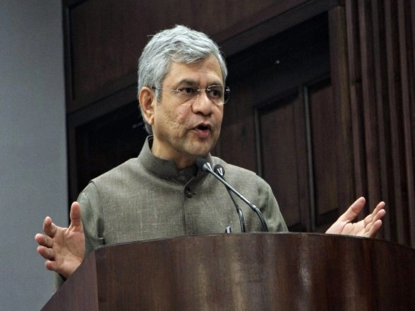 India News | Railway Minister Ashwini Vaishnaw Directs Officials to Overhaul Track Maintenance Practices