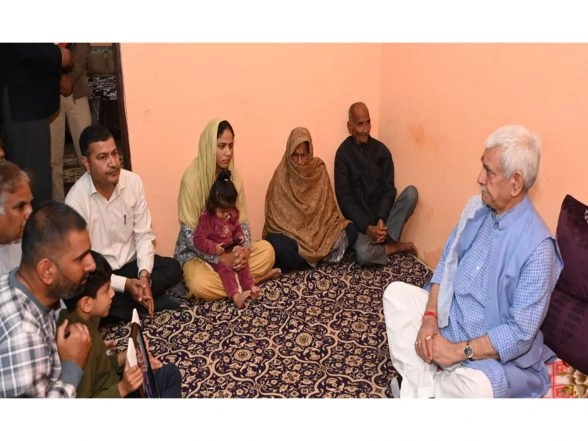 India News | LG Manoj Sinha Pays a Visit to Late SSF Personnel's Family in Jammu, Offers Condolences