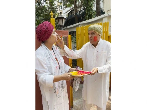 Entertainment News | Shabana Azmi, Javed Akhtar Host Holi Bash; Urmila Matondkar, Divya Dutt Mark Festive Appearance
