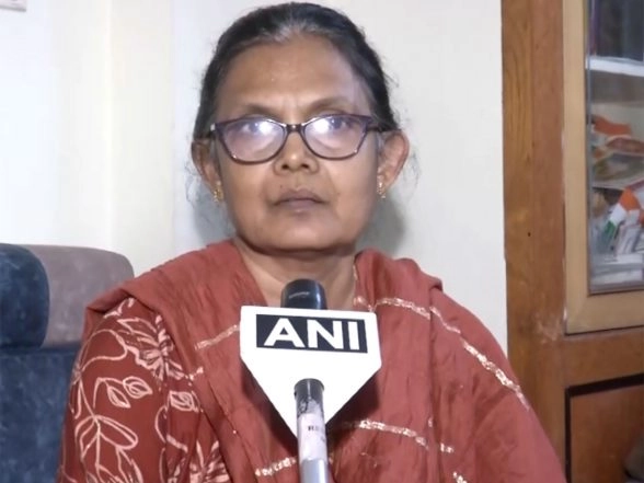 India News | Telangana: Wife of Stranded Hyderabad Tourist in Bahrain Appeals for Govt Help