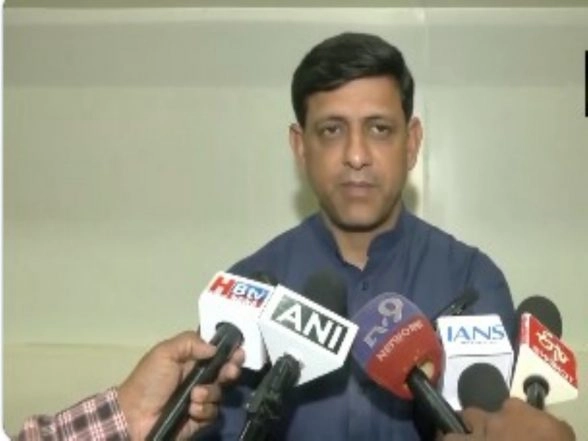 India News | Madhya Pradesh: Indore Mayor Meets Families of Workers Who Died While Cleaning Sewage Line in Choithram Mandi