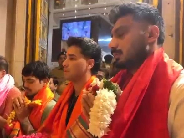 Sports News | Mumbai: Axar Patel, Ishan Kishan, Abhishek Sharma Visit Siddhivinayak Temple Ahead of T20 WC Semi-Final Match Vs England