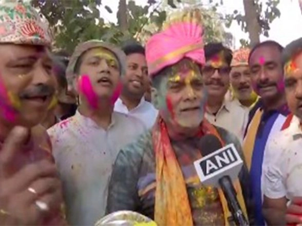 India News | Bihar Minister Ram Kripal Yadav Celebrates Holi at Patna's Gandhi Maidan; Spreads Message of Love
