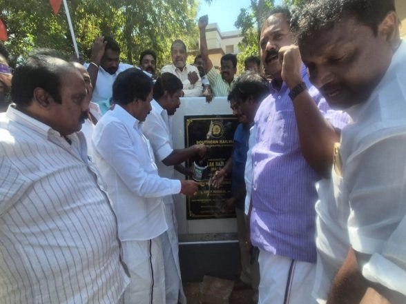 India News | DMK Cadres Blacken Hindi Signage at Tiruchirappalli Railway Office Amid 'Hindi Imposition' Row