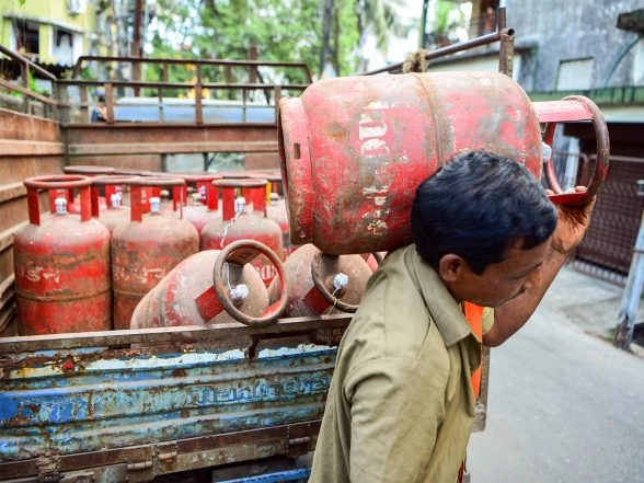 India News | Domestic LPG Price Hiked by Rs 60, Commercial Cylinder Up Rs 115 from March 7