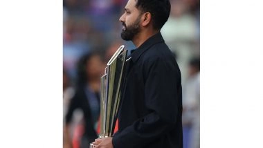 Sports News | MS Dhoni, Rohit Sharma Walks out with T20 WC Trophy in Final