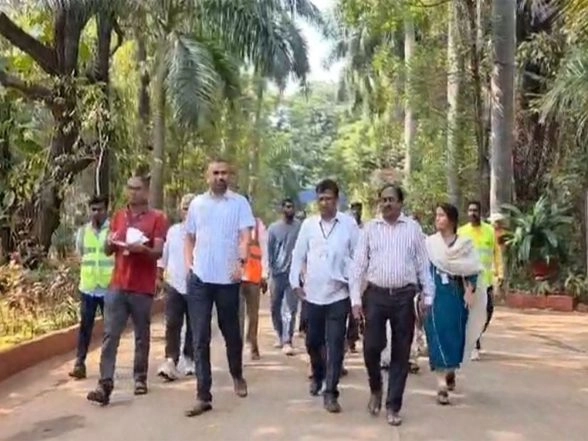 India News | Telangana: GHMC Karnan Commissioner Conducts Surprise Inspection at Indira Park