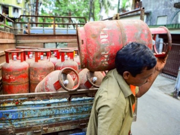 Business News | LPG Booking Period Increased from 21 To25 Days; Refineres Asked to Boost LPG Output: Govt Sources