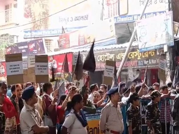 India News | West Bengal: TMC Workers Gather with Black Flags at Dakshineshwar Kali Temple Ahead of CEC Gyanesh Kumar's Visit
