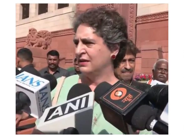 India News | Priyanka Gandhi Hits Back at Rijiju, Giriraj Singh; Says Govt 'afraid of Truth' Spoken by Rahul Gandhi