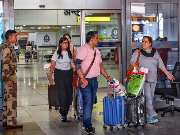 India News | Delhi Airport Officials Advise International Passengers to Check Latest Updates Amid Flight Delays
