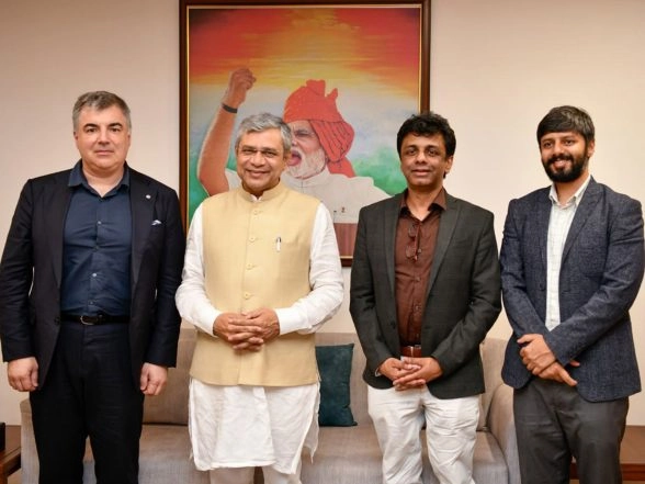 Business News | Ashwini Vaishnaw Holds Talk on Electronic Materials with Nobel Laureate Konstantin Novoselov and CEO, Lohum