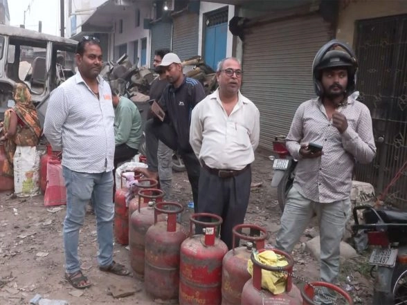 India News |  Uttar Pradesh: Consumers Line Up Outside Gas Agencies Amid Domestic Gas Shortage Fears