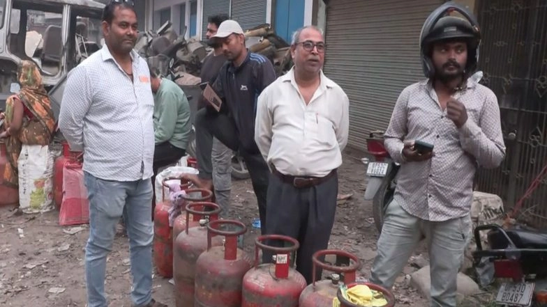 India News |  Uttar Pradesh: Consumers Line Up Outside Gas Agencies Amid Domestic Gas Shortage Fears