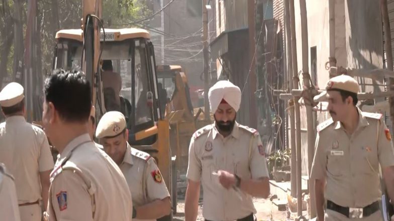 India News | Delhi HC Asks MCD Not to Carry out Demolition in Uttam Nagar Case; Petitioners Told to File Fresh Plea