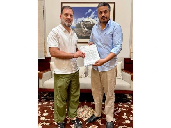 India News | Rohit Pawar Meets Rahul Gandhi in New Delhi, Reiterates Demand for Fair Probe in Ajit Pawar Case