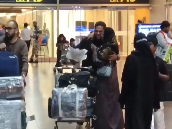 India News | Emirates Flight from Dubai Delayed, Arrives in Chennai an Hour Late Amid West Asia Conflict