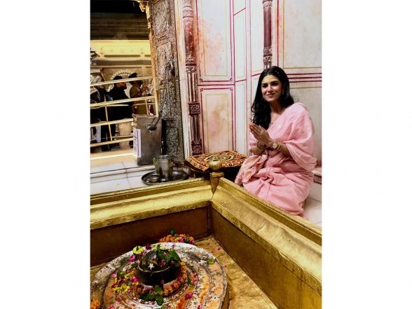 Entertainment News | Nimrat Kaur Offers Prayers at Kashi Vishwanath Temple on Her Birthday