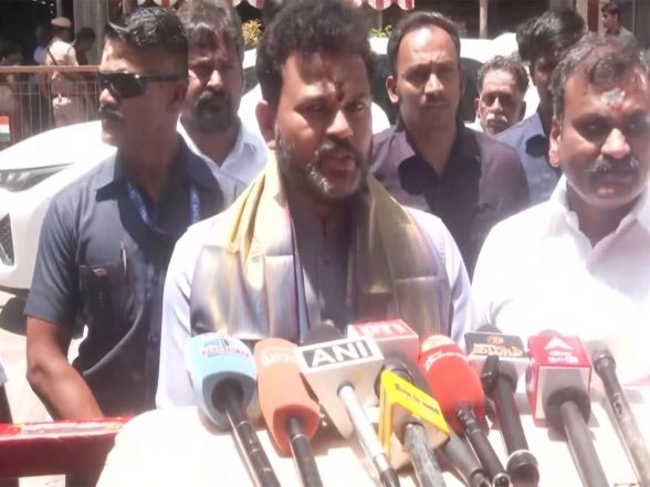 India News | TN: Union Minister Ram Mohan Naidu Visits Meenakshi Sundareswarar Temple in Madurai