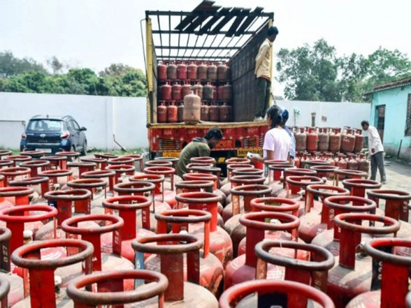 India News | Delhi Govt Issues Policy for Commercial LPG Cylinder Distribution Amid Scarcity