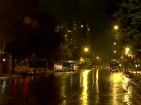 India News | Delhi: Light Showers Bring Pleasant Relief to Residents; AQI at 195