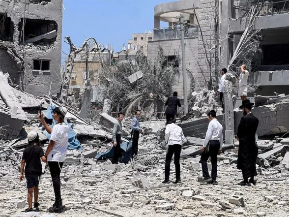 World News | Iran Launches Missile Strike on Israel; Explosions and Sirens Reported in Central Region