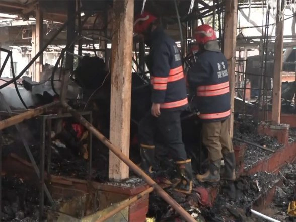 India News | Delhi: Fire Breaks out in Nature Bazaar at Andheria Modh, Engulfs 40 Shops