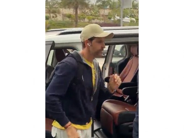 Entertainment News | Hrithik Roshan Clicks Selfies with Fans at Jolly Grant Airport, Keeps It Stylish in Casual Travel Look
