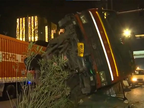 India News | One Killed After Speeding Truck Overturns at Okhla Underpass in Delhi