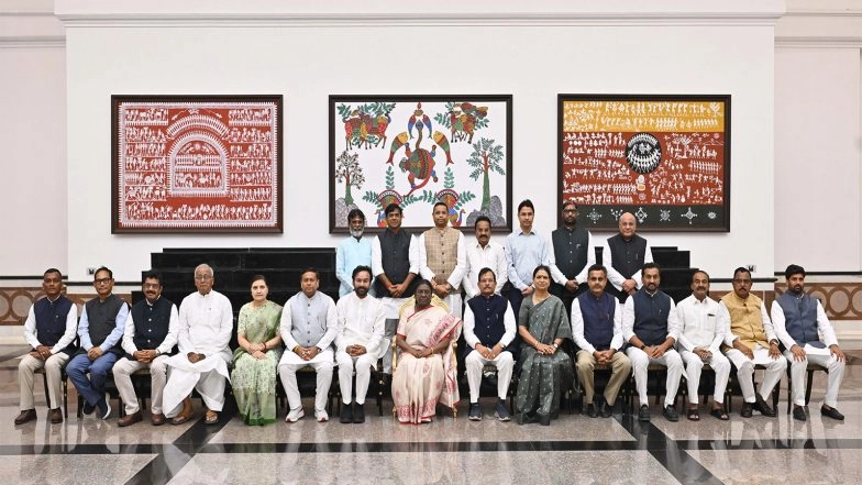 India News | President Murmu Hosts Parliamentarians from West Bengal, Tamil Nadu, Other States for Breakfast