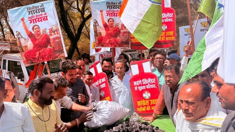 India News | MP Congress Protests LPG Shortage in Bhopal, Distributes Coal to Shopkeepers