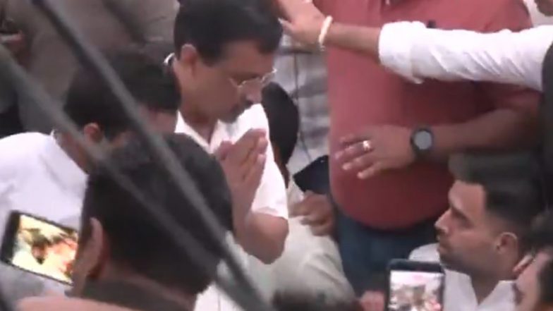 India News | Former Delhi CM Arvind Kejriwal, Other AAP Leaders Visit Palam Blaze Site, Meet with Bereaved Families