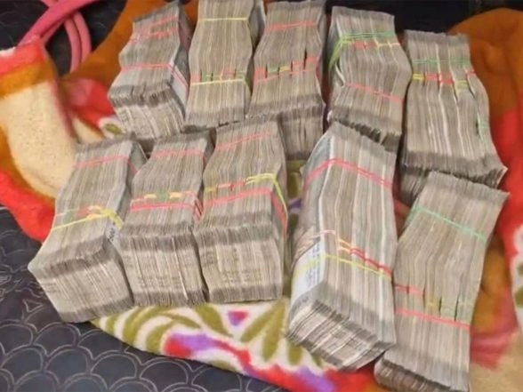 India News | Flying Squad Team Siezes Rs 25 Lakh in Cash in Kolkata