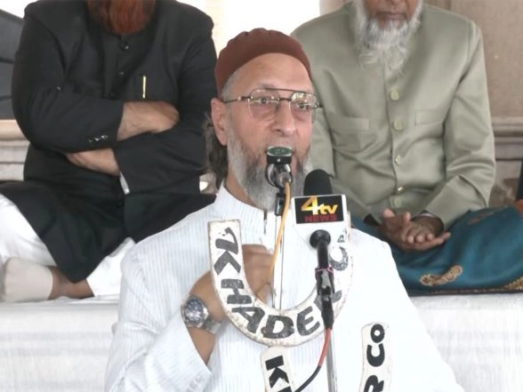 India News | Owaisi Raises Concerns on Foreign Policy, Economy and Civil Rights at Youm-ul-Qur'an Gathering in Hyderabad