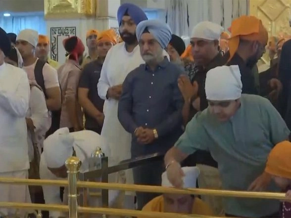 India News | Delhi LG Taranjit Singh Sandhu Performs Seva at Gurudwara Bangla Sahib