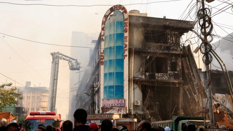 World News | Pak: Karachi's Gul Plaza Mall Catches Fire a Month After Blaze Killed over 80