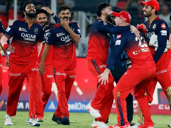 Sports News | RCB to Pay Tribute to Fans Who Lost Their Lives Last Year; Players to Wear Jersey Number 11